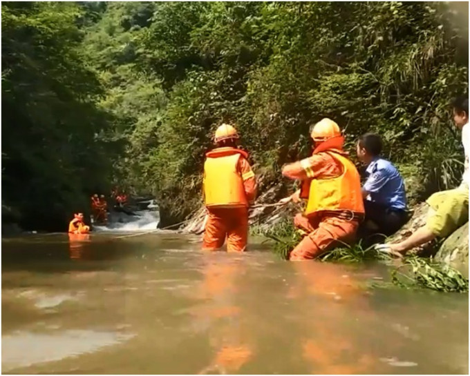 消防用工具绳索抛涉水走到河道对岸救人。