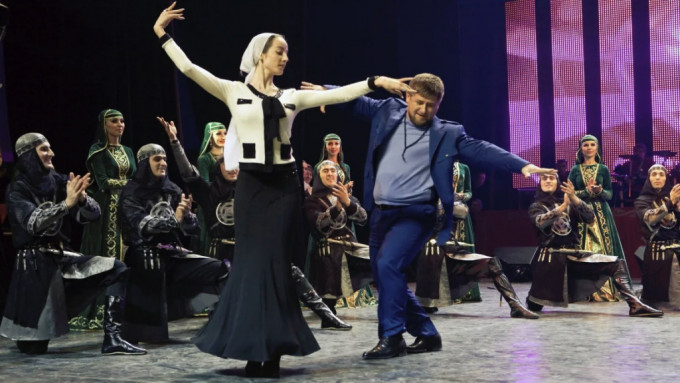 車臣領導人卡德羅夫隨着民間音樂起舞。 路透社