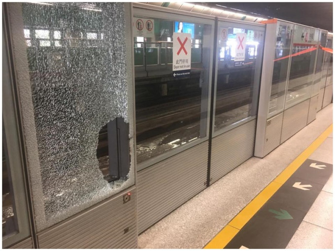 闸门玻璃留下一个大洞。MTR Secrets facebook