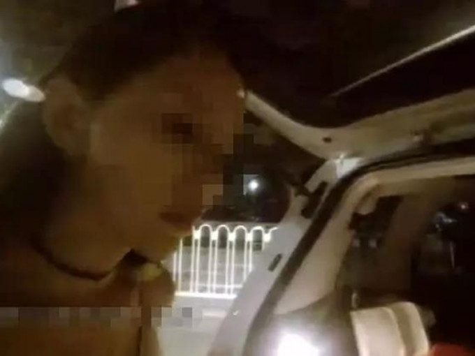南京一名少女醉驾被交警截查。　网图