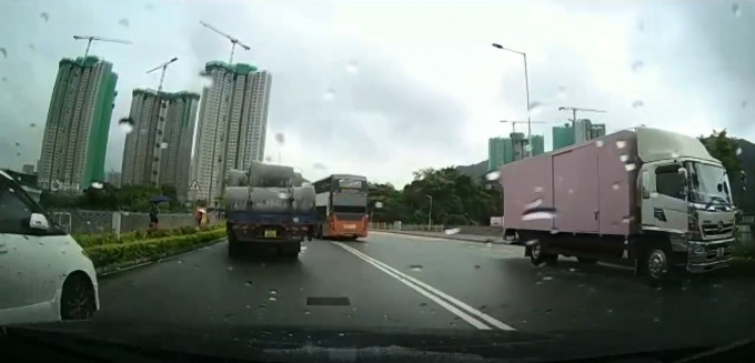 巴士越過雙白綫超車。FB專頁HongKong CarCam影片截圖