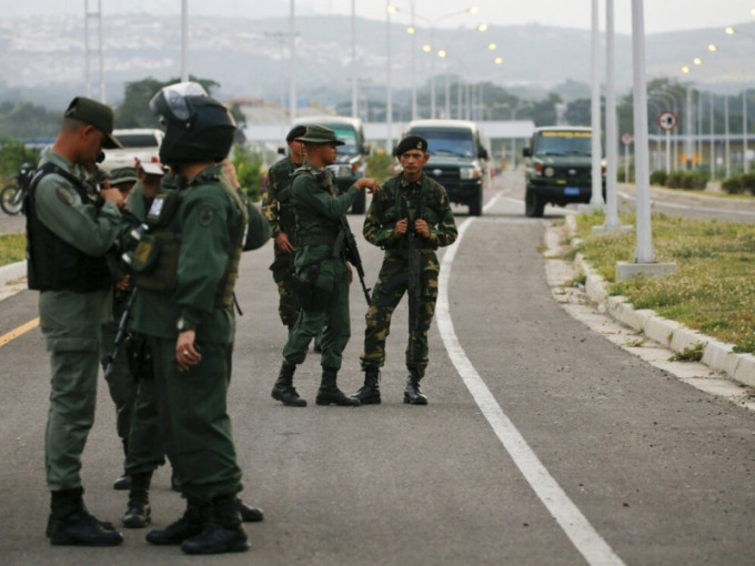 委內瑞拉軍方封鎖連接哥倫比亞的道路，令辨送物資的貨車無法通過。AP