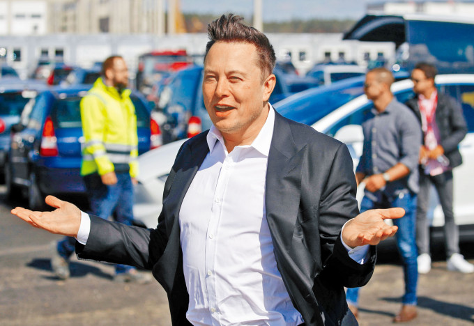 馬斯克去年九月在德國柏林附近，視察Tesla新廠房的建築工地。