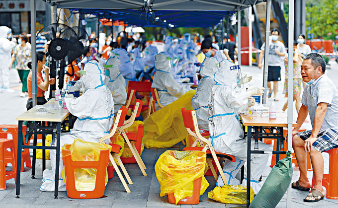 ■广州荔湾区医务人员进行核酸检测。