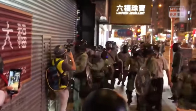 香港电台一名摄影师昨晚在旺角采访期间，被警员扯下面罩。港台截图