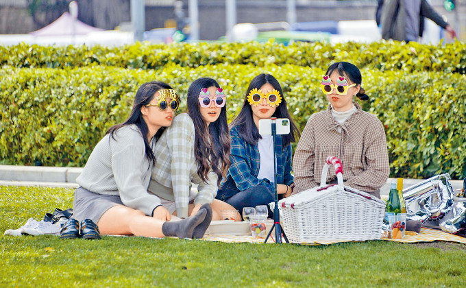限聚措施早前放寬至四人，女士們趁機到添馬公園野餐慶祝生日。