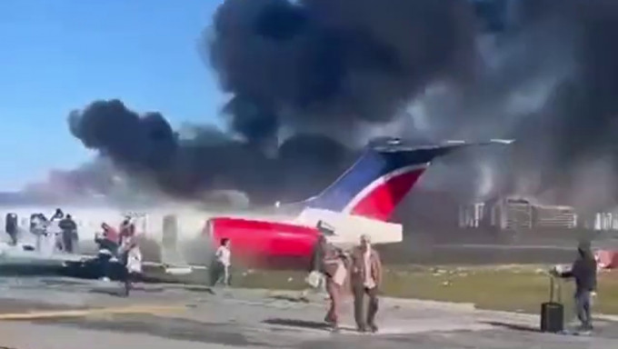 客机疑因起落架故障迈阿密迫降，撞击通讯塔起火致4伤。网图