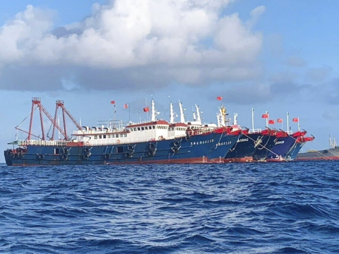 中國幾百艘船隻在菲律賓專屬經濟區內的牛軛礁集結。AP資料圖片