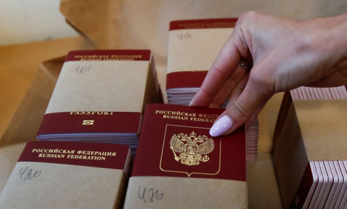俄羅斯實施新法例，被禁出境者接通知需5天內交出護照。路透社
