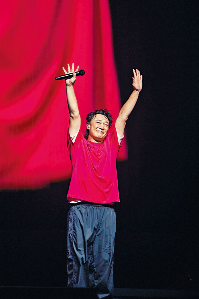 Eason大赞台湾歌迷好犀利，短短7分钟就抢晒7场骚的飞。