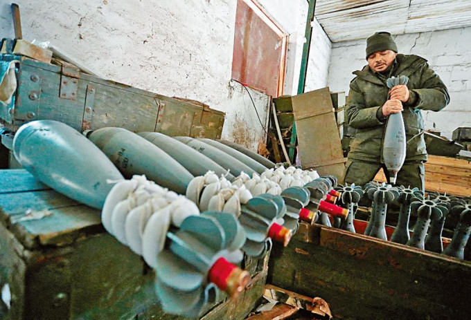 一名亲俄部队人员在乌东地区的武器库，处理迫击炮弹。