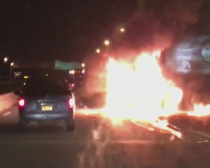 私家车的车上一名女子惨被烧死。网上图片