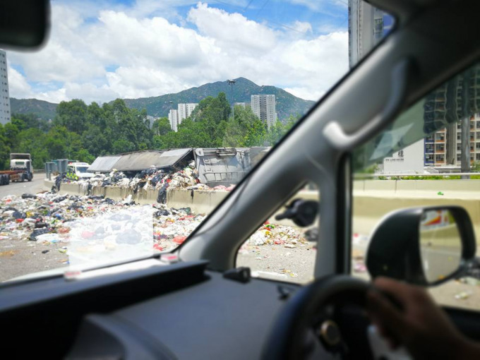 屯門有垃圾車翻側。香港突發事故報料區圖片