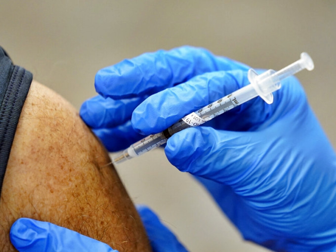 美國疾病控制及預防中心周三公布一項研究報告， 顯示每10萬名接種輝瑞疫苗的人當中，大約有一人出現過敏反應。AP圖片