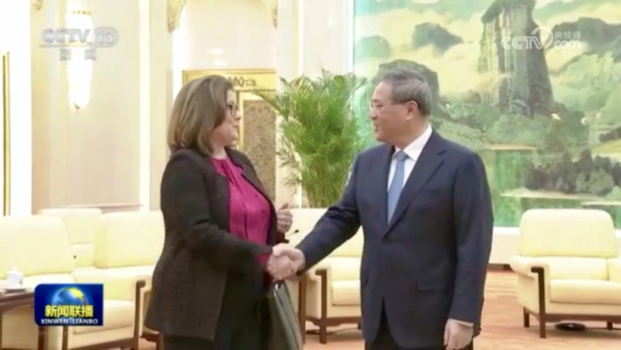 美國商會會長克拉克（左）率團與國務院總理李強會面。 央視