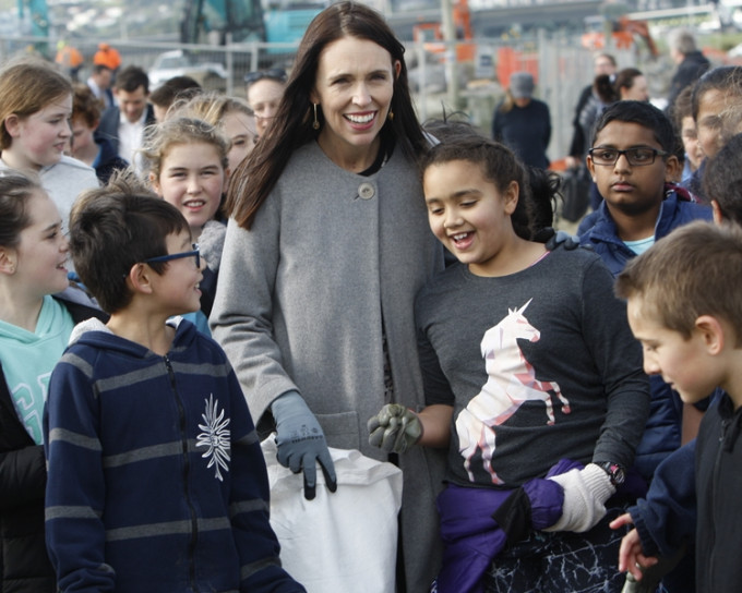 新西兰总理Jacinda Ardern(中)。AP