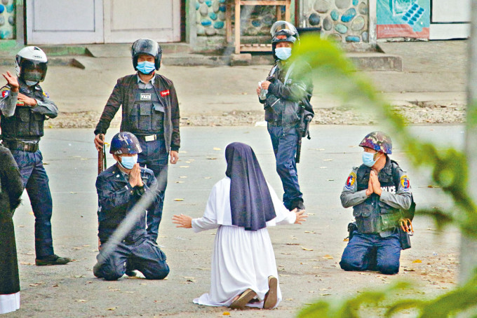 修女努唐周一在密芝那向軍警下跪，求不要對孩子們開槍。