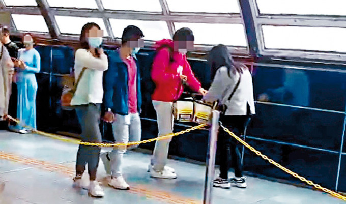 從事代購的香港女子，在港鐵站打開保溫箱與客人交收。