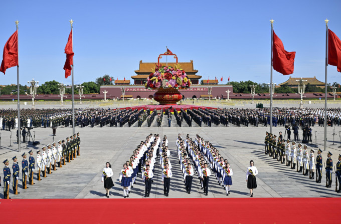  9月30日上午，烈士纪念日向人民英雄敬献花篮仪式在北京天安门广场隆重举行。图为去年的相同仪式。   新华社