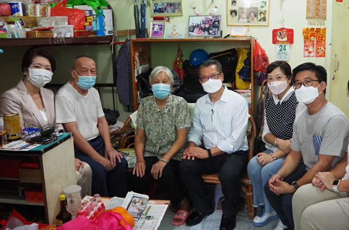 陈茂波昨天到深水埗区探访住在劏房的市民和住在公屋的长者。陈茂波网志图片