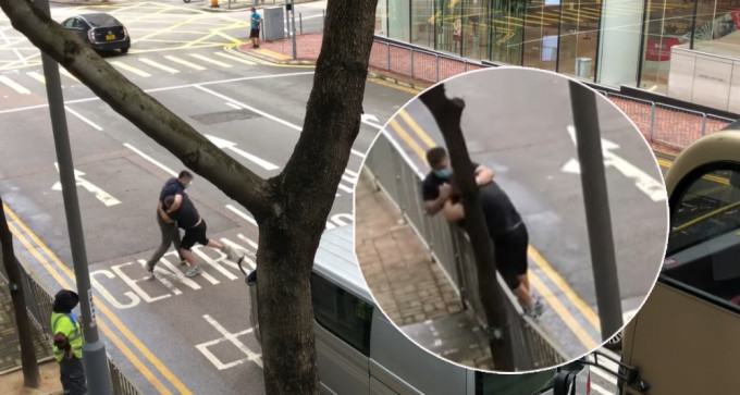 兩名男子在警察總部外打鬥。片段截圖