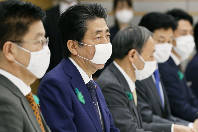 日本首相安倍晋三宣布感染情况较为严重的东京都等13个都道府县进入「特别警戒」状态。AP图