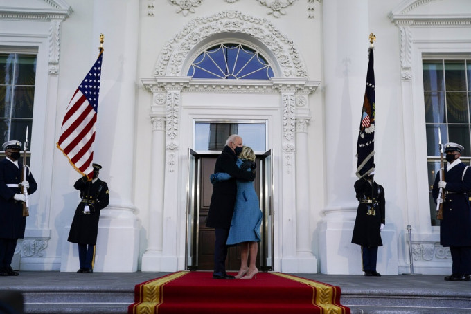 拜登和夫人前往白宫，是他首次以总统身份进入白宫。AP