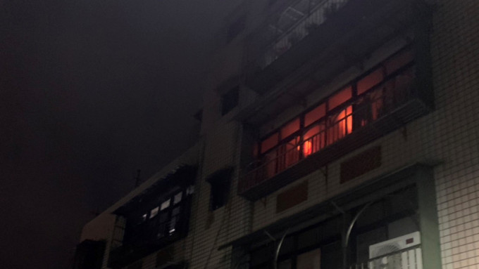 3楼陈姓8口之家深夜发生火警。中时