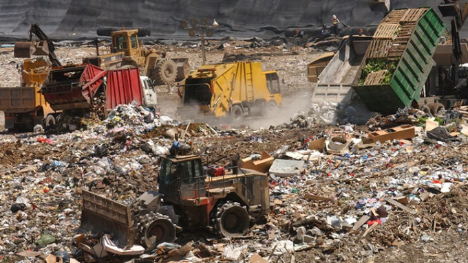 环保署向废物转运站及堆填区运输车司机及员工派测试套装。资料图片