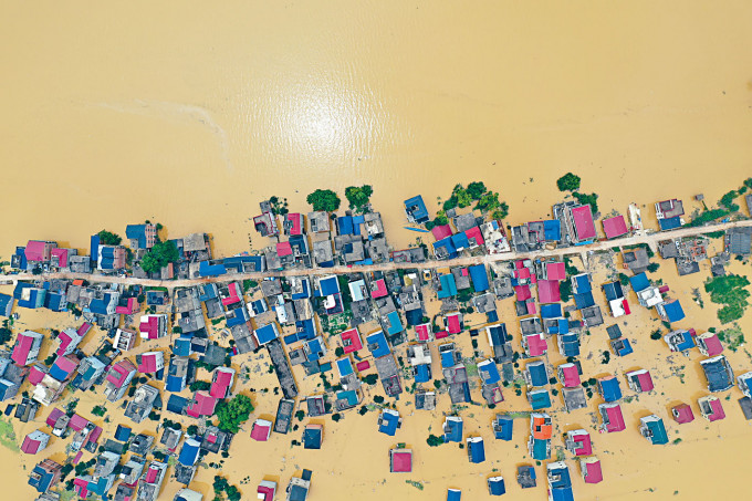 ■航拍洪水圍困中的江西省鄱陽縣昌洲鄉南湖村，一片澤國。