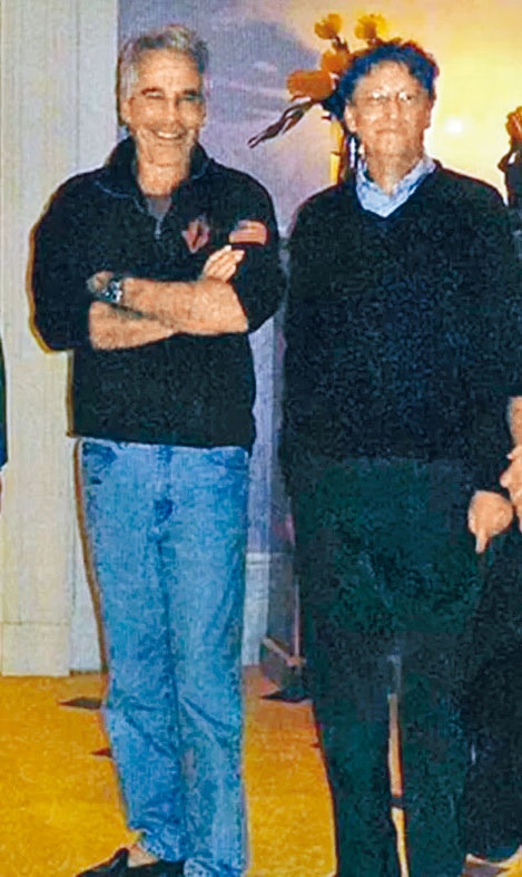 爱泼斯坦（左）二〇一一年在其曼克顿大宅与盖兹合照。
