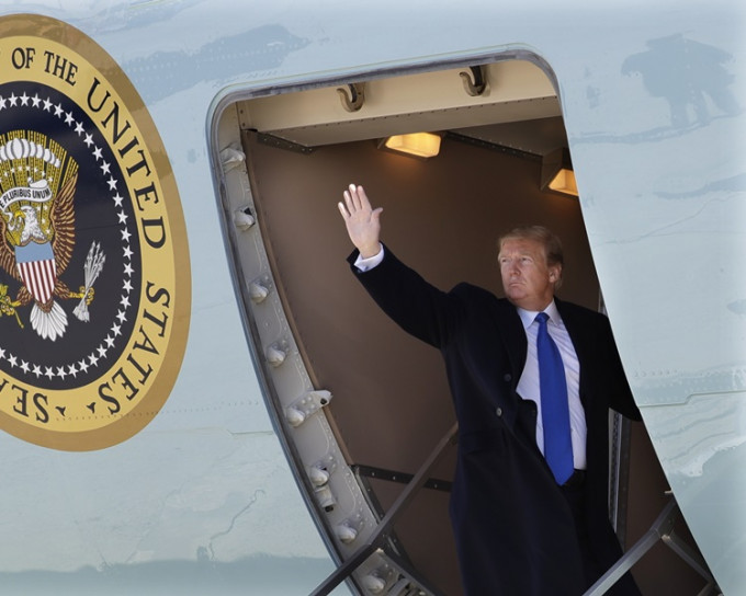 美国总统特朗普在美国东岸时间中午12时30分乘坐空军专机。AP