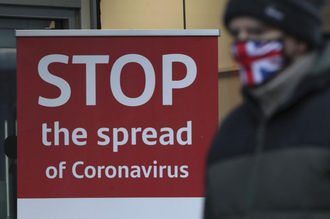 英國單日新增的新冠病毒確診個案首次超越六萬宗。AP圖