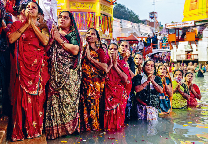 印度赫爾德瓦爾市大批善信，周日在恆河慶祝大壺節。　