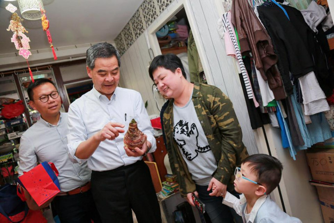 梁前往葵青石篱探望竞选特首时曾探访的冯太一家。
