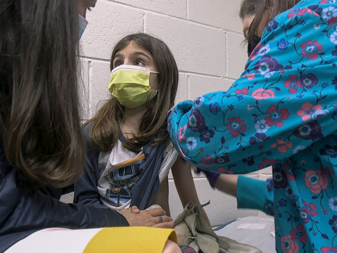 美国5至11岁儿童有望秋季接种辉瑞新冠疫苗。AP图片