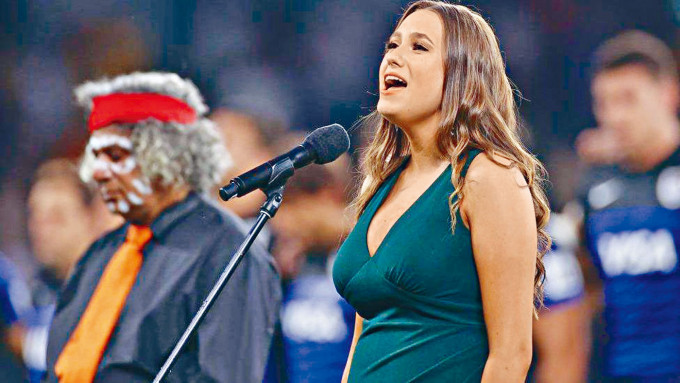 ■一名澳洲原住民女郎去年十二月以原住民语唱国歌。