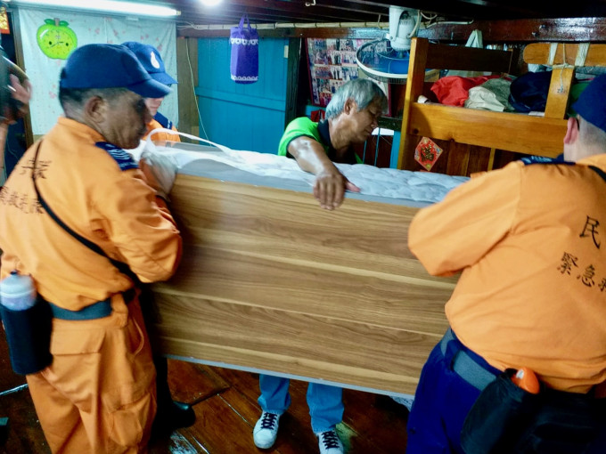 民安隊派員到鯉魚門和大澳協助居民作好防風準備。