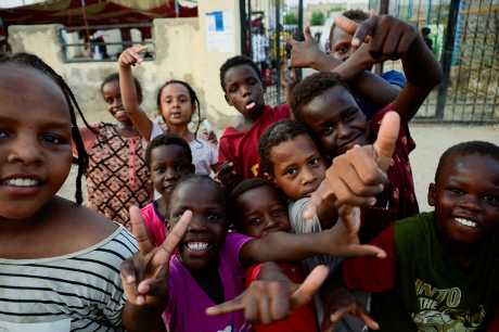 苏丹喀土穆医院外一群儿童。路透社
