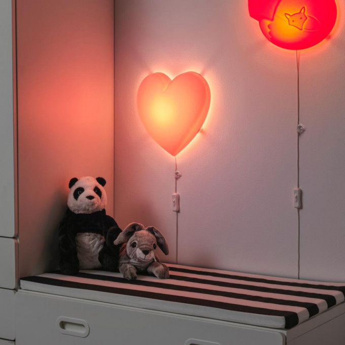 来自 IKEA的UPPLYST Led 粉红色心形壁灯，可发放柔和光线帮助放松，让人沉醉于迷人的节日氛围中。(A)