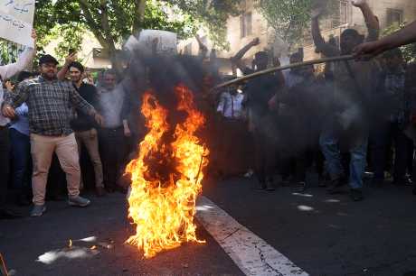 伊朗示威者早前在德黑蘭瑞典大使館外焚燒瑞典國旗，抗議瑞典有示威者焚燒可蘭經。路透社