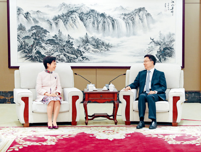 ■特首林郑月娥在选委会选举前夕，获国务院副总理韩正接见。