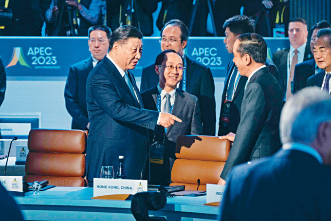 習近平在APEC會議上與印尼總統佐科‧維多多交談。