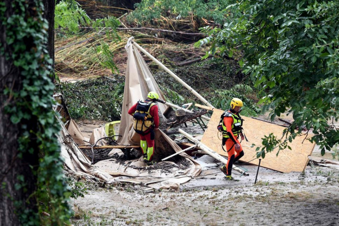 法国南部3个地区受暴雨侵袭，河水暴涨淹没度假营地。