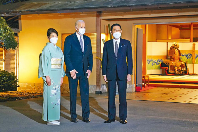 日本首相岸田文雄与妻子，周一在东京的怀石料理名店「壶中庵」，宴请拜登。