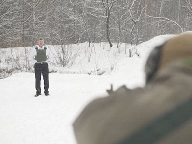 該公司老闆身穿避彈衣站在雪地上，員工在約10米外向他開槍。 網圖