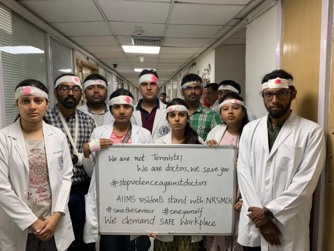 印度80万名医生发起罢工，抗议多年来患者家属对医护人员的暴力行为。　网上图片