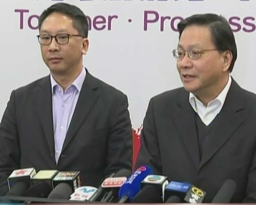 张炳良(右)认为高铁两地两检有限制。