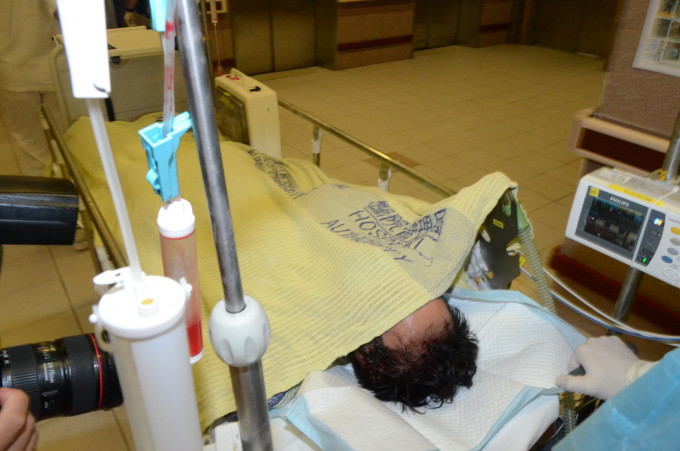 丈夫头部重创昏迷，由救护车送往伊利沙伯医院抢救。
