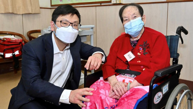 孙玉菡（左）与今日接种疫苗的院友合照。政府新闻处图片